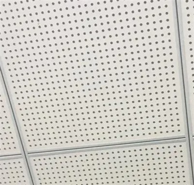 Upphängd perforerad gipsskiva